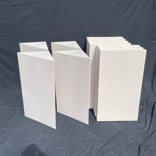 Akoestische set met 4 bass traps (100×40×40 cm), 4 baswandpanelen (100×60×11 cm) en 3 plafondpanelen (100×60×9 cm), gevuld met steenwol van 45 en 28 kg/m³, in de kleur beige