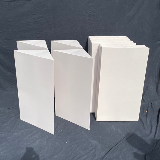 Akoestische set met 4 bass traps (100×30×30 cm), 4 wandpanelen (100×60×9 cm) en 2 plafondpanelen (100×60×9 cm), gevuld met steenwol van 45 en 28 kg/m³ in de kleur beige